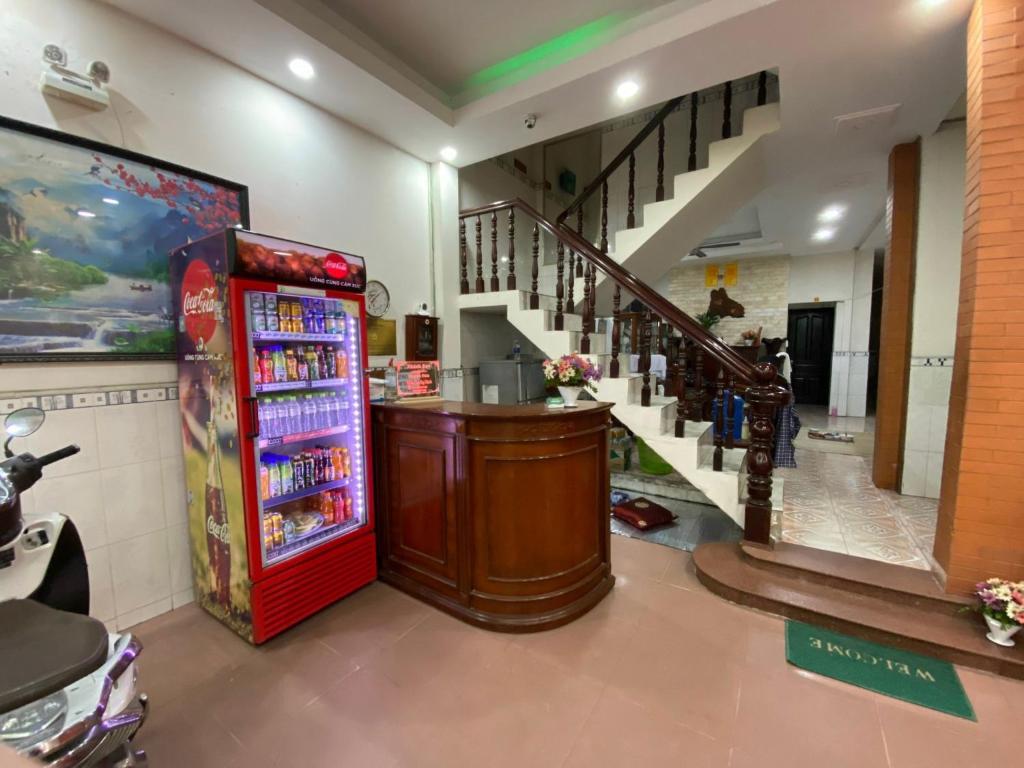 een kamer met een verkoopautomaat en een trap bij QUỲNH HOA HOTEL in Ho Chi Minh-stad