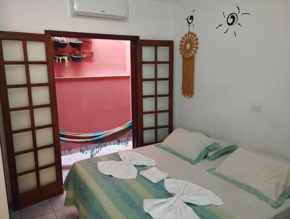 a bedroom with a bed with towels on it at Estrela da Manhã Pousada - Centro de Águas - próximo ao Thermas in Águas de São Pedro