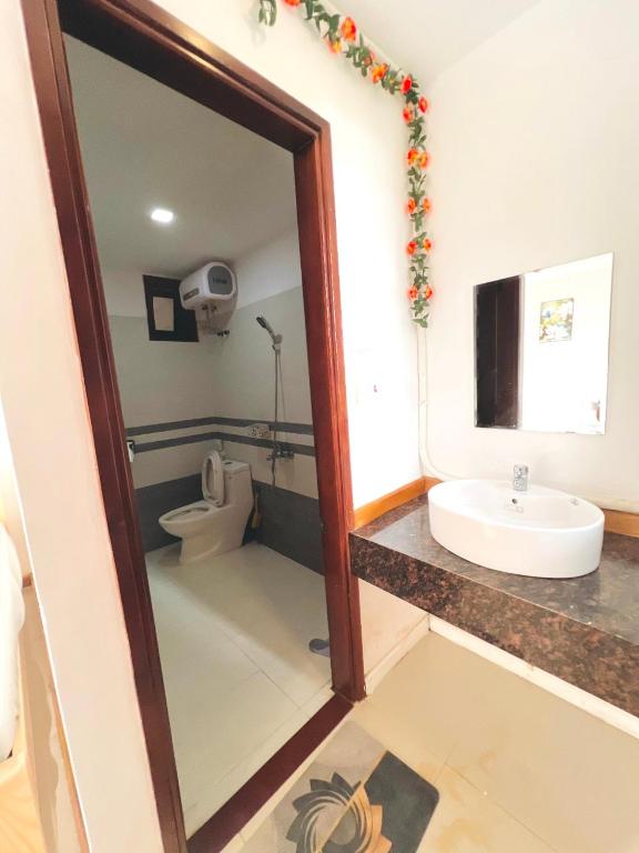 Căn nhà có 5 phòng ngủ, đậu nhiều ô tô - Kenpj House - Apartment With Garden View