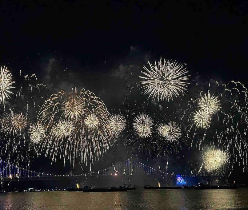 Une bande d'artifices de divertissement dans le ciel au-dessus de l'eau dans l'établissement Premium Gwangan BnB, à Busan