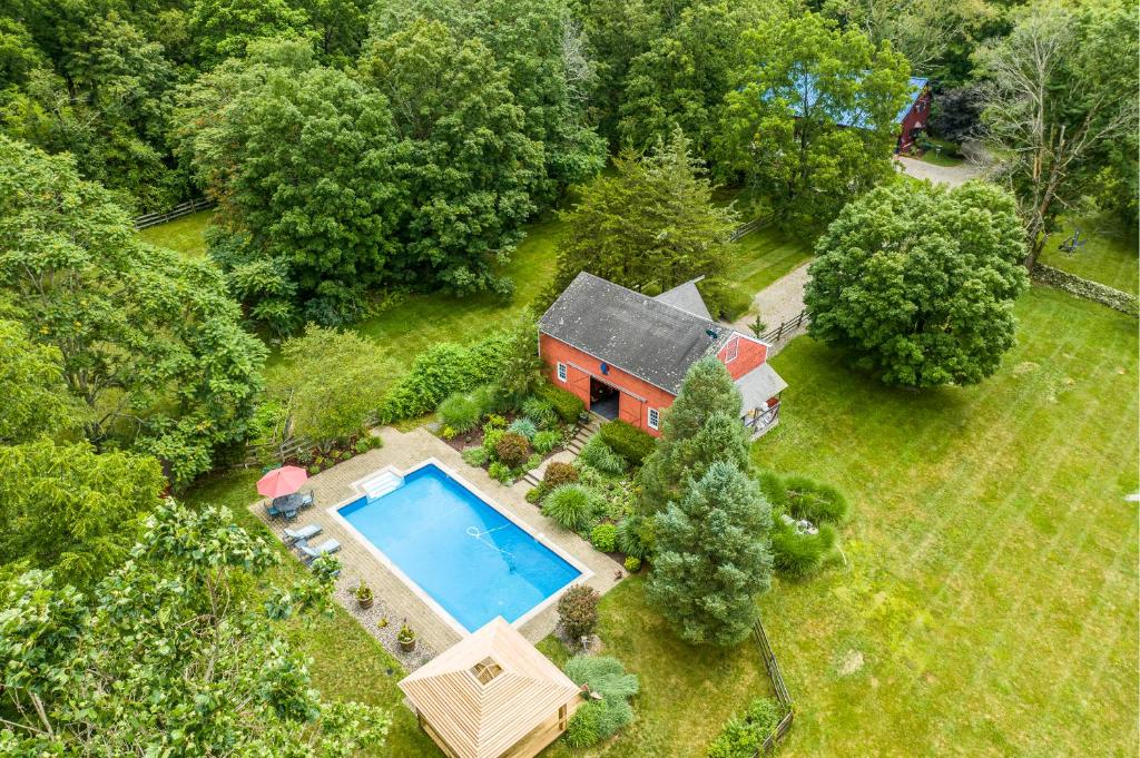 una vista aérea de una casa con piscina en Hudson Valley Magical Converted Barn & Pool, en Pleasant Valley