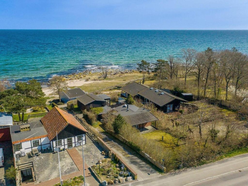 een luchtzicht op een huis naast de oceaan bij Holiday home Allinge XXIX in Allinge