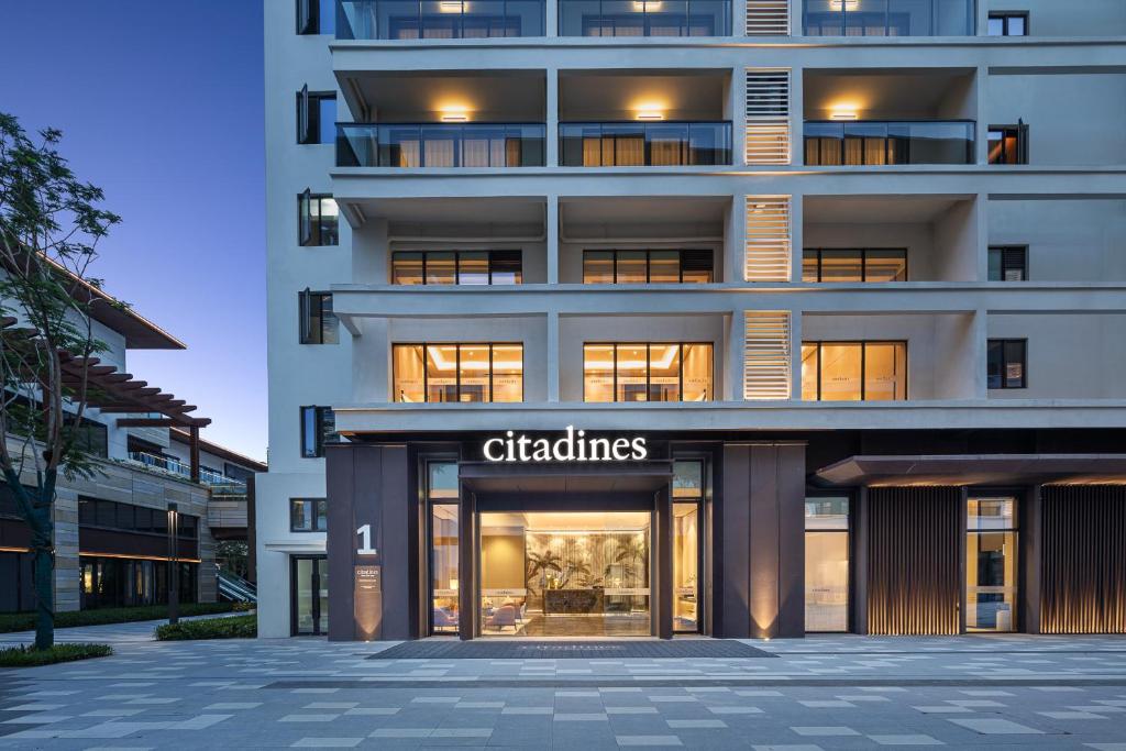 琼海博鳌招商馨乐庭乐城公寓酒店的一座拥有聊天室的建筑的外形