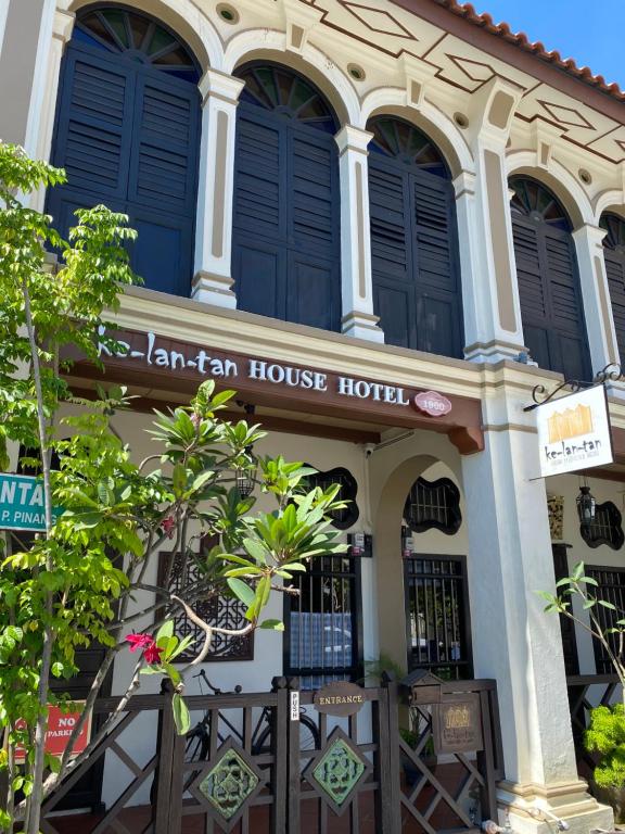 a building with a sign that reads tan fan house hotel at ke-lan-tan House in George Town