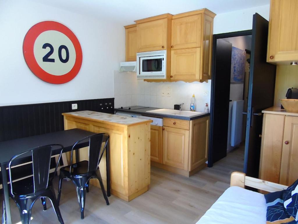 une petite cuisine avec une table et un micro-ondes dans l'établissement Appartement cosy 2 pièces Châtel - Proche remontées, 4 pers., terrasse, parking, lave-linge - FR-1-676-131, à Châtel