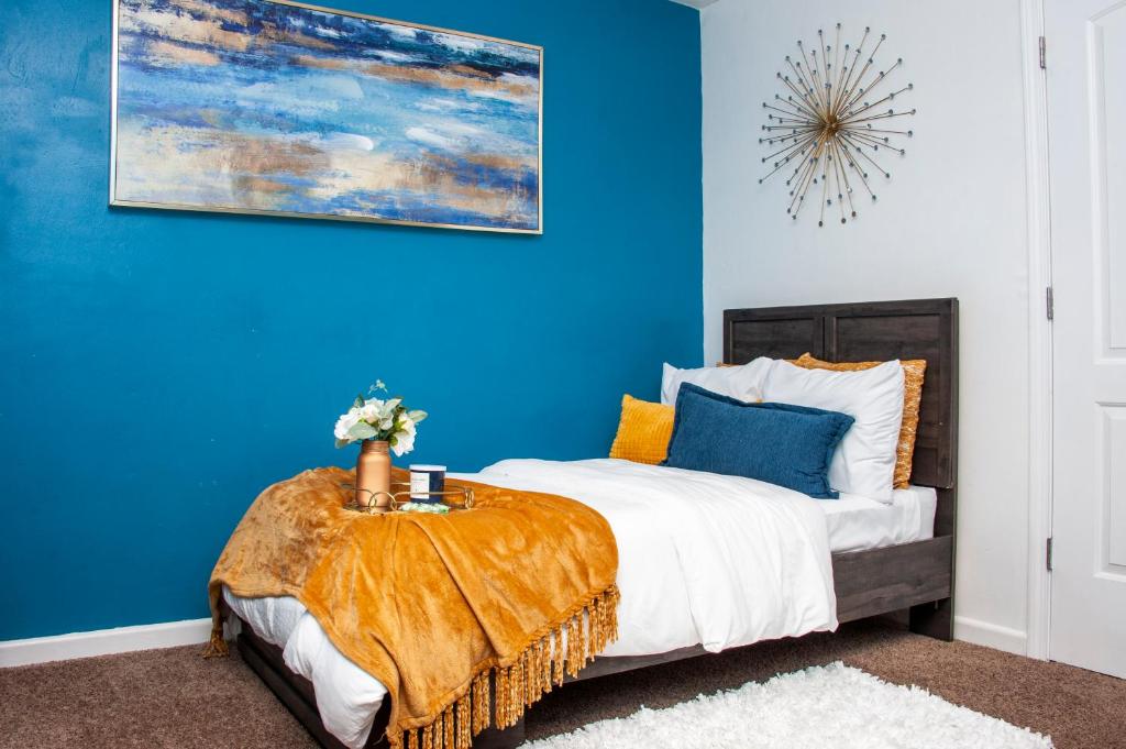 1 dormitorio con paredes azules y 1 cama con mesa en Mint2Stay Suite, en Portsmouth