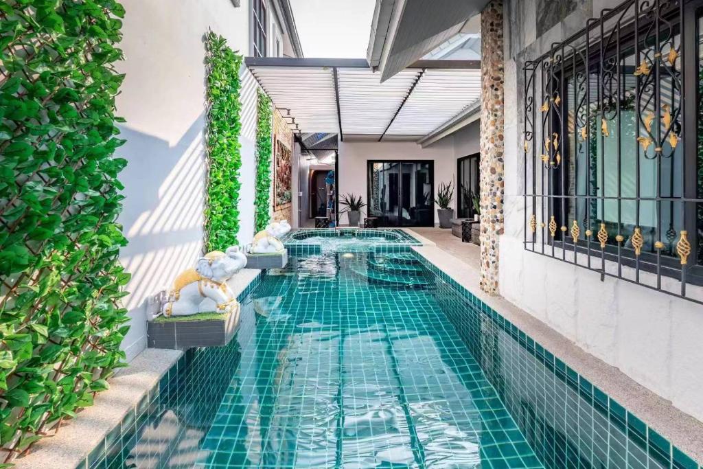Bazén v ubytování Luxury Thai Style Pool Villa in downtown Pattaya, close to Walking Street nebo v jeho okolí