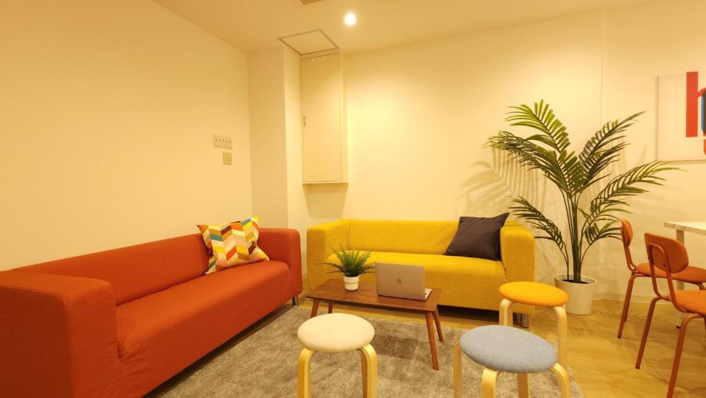 Predel za sedenje v nastanitvi Acro Capsule Hotel Namba Dotonbori