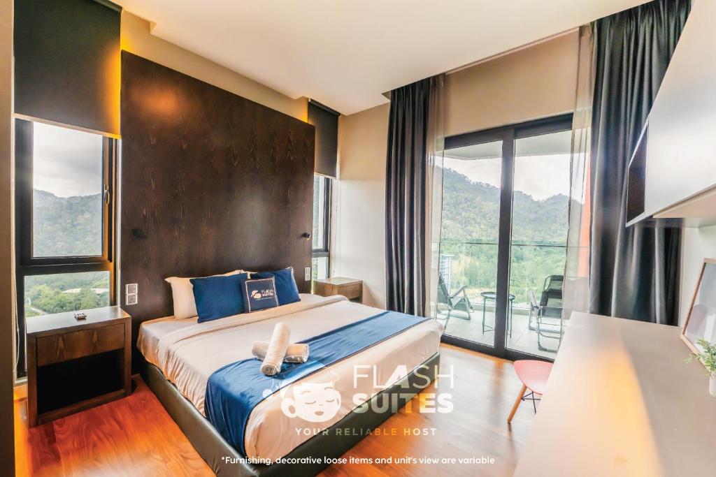 Geo38 Premium Suites at Genting Highlands في مرتفعات جنتنغ: غرفة نوم بسرير ونافذة كبيرة