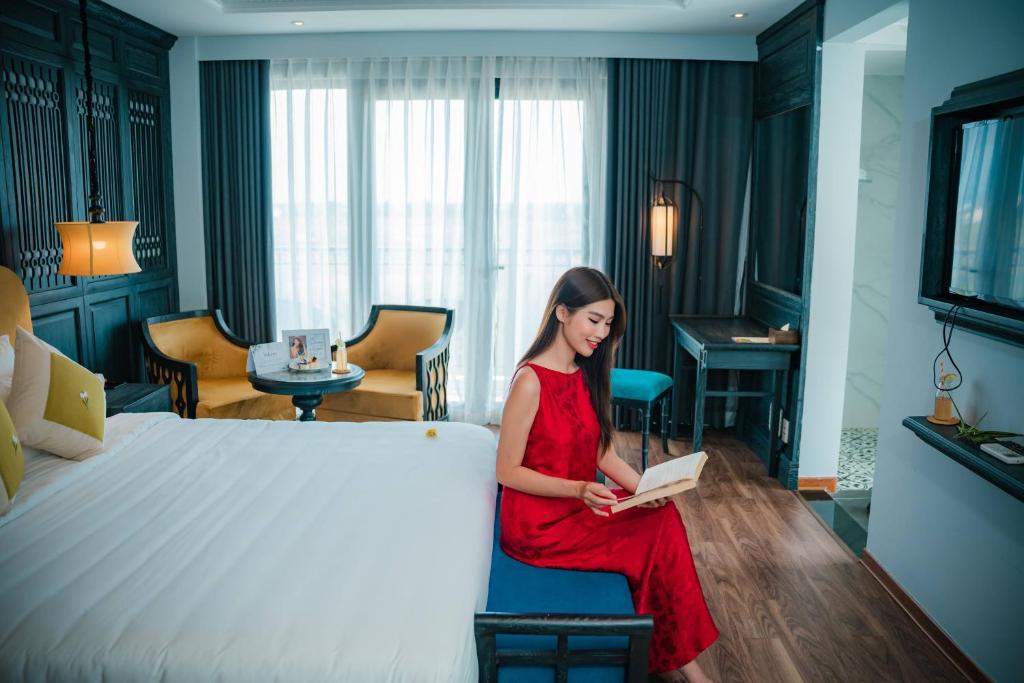 Postel nebo postele na pokoji v ubytování Shining Riverside Hoi An Boutique & Spa