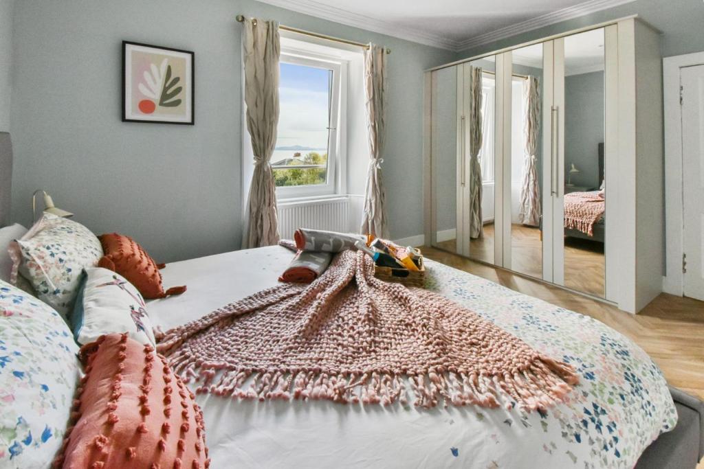 Un dormitorio con una cama con una alfombra. en Seaside Luxury Escape, en Aberdour