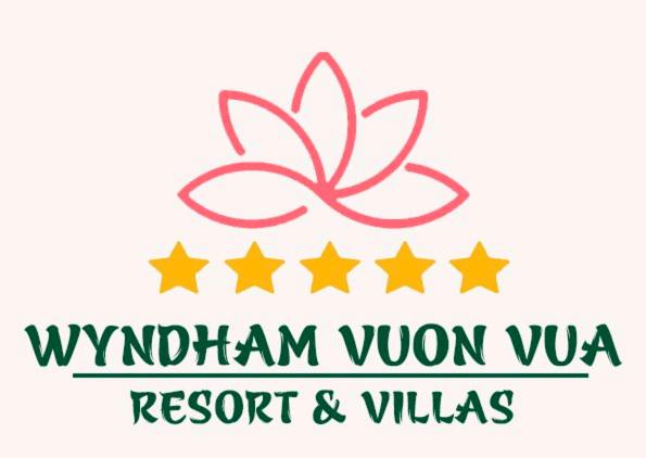 een logo voor een restaurant en villa's met sterren bij Vườn Vua Resort & Villas in Ðồng Phú