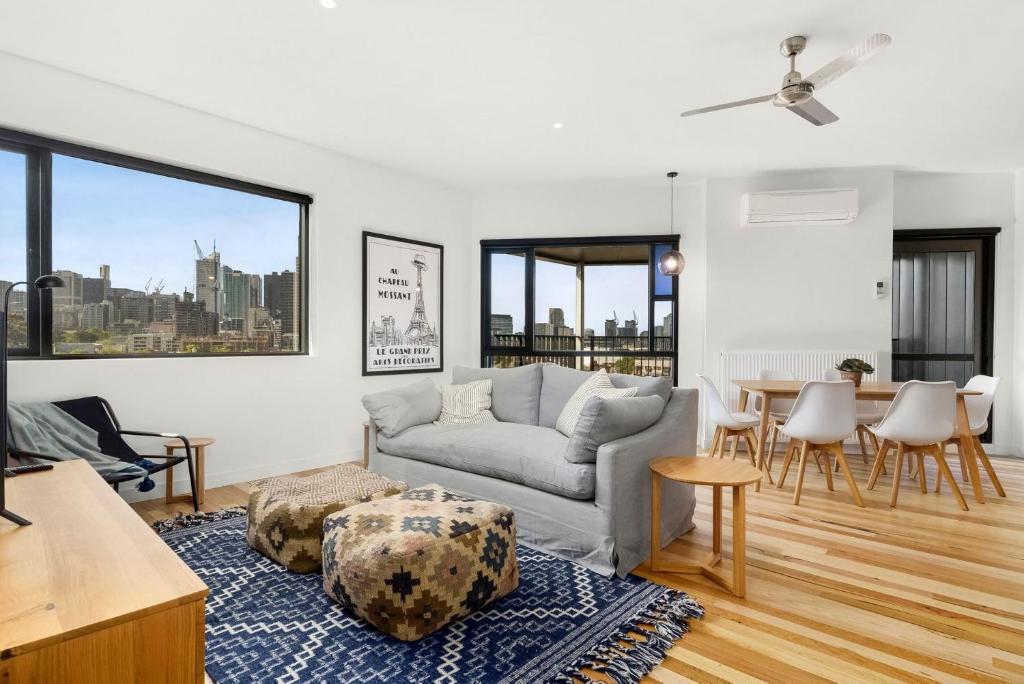 een woonkamer met een bank en een tafel bij Boutique Stays - Highviews in Melbourne