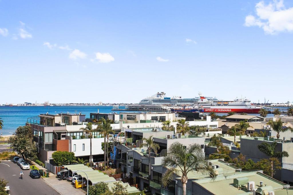 メルボルンにあるBoutique Stays - Zinc Views 501の水上クルーズ船の街並み
