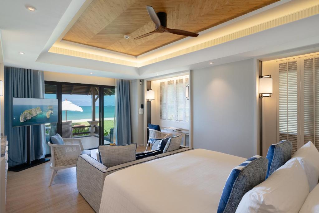 1 dormitorio con 1 cama y sala de estar en Layana Resort & Spa - Adult Only - SHA Extra Plus, en Ko Lanta