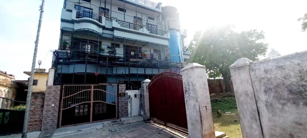Pandey's HomeStay في Ayodhya: مبنى امامه بوابة حمراء