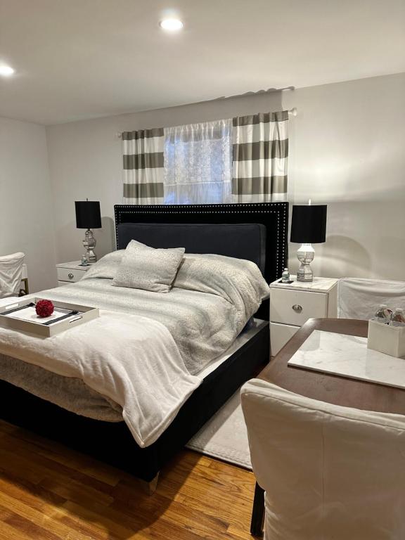 Welcoming Private Suite with French Touches - Deluxe Queen Suite