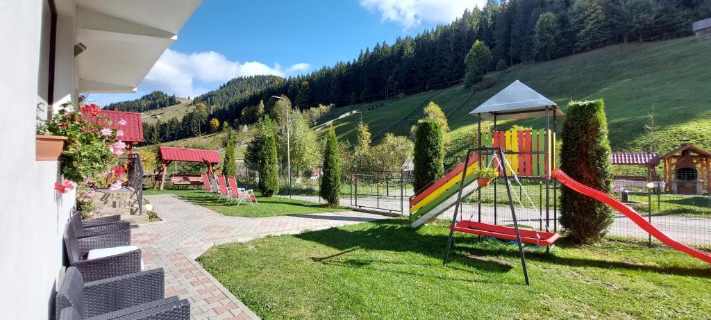 un parque con parque infantil con tobogán en La Cascade 2, en Moieciu de Sus