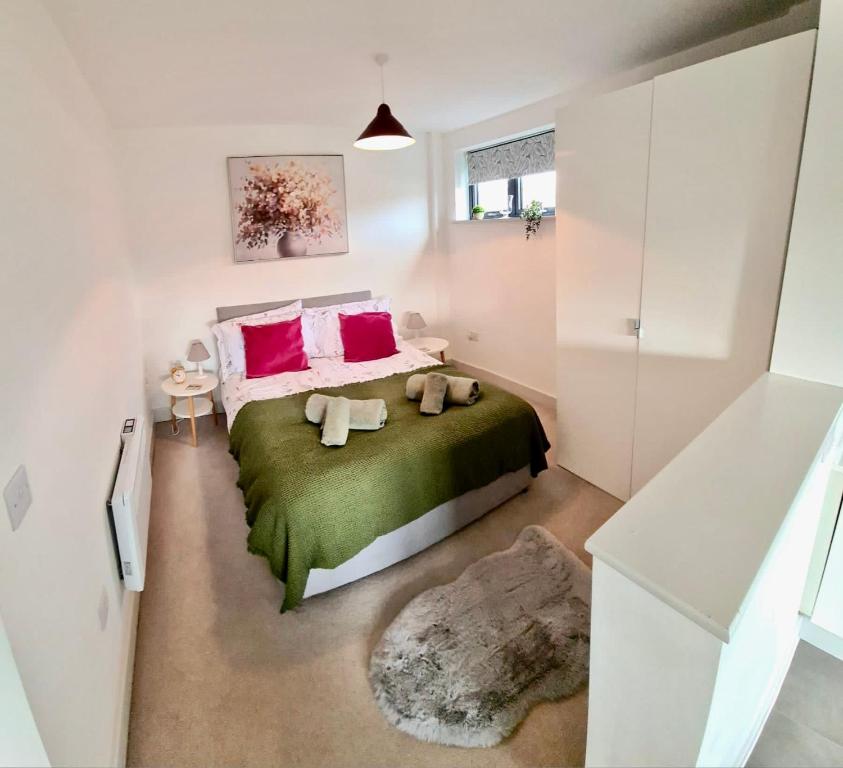um quarto com uma cama com dois bichos de peluche em Apartment in central Windsor em Windsor