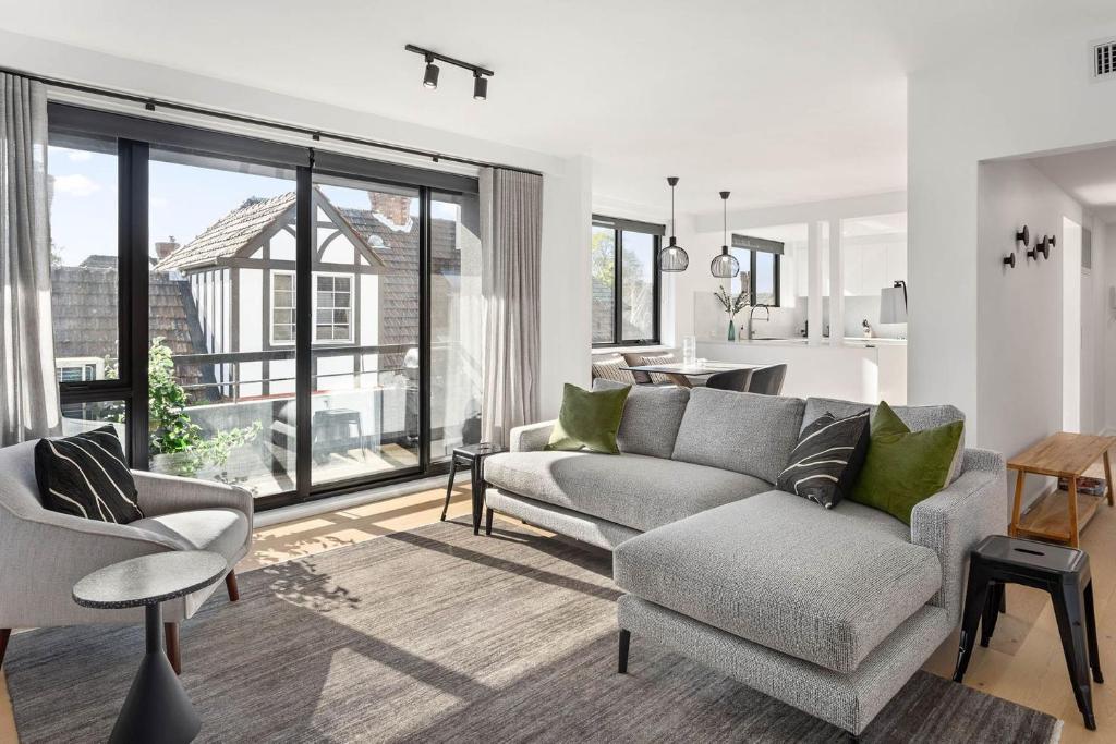 een woonkamer met een bank en een tafel bij Boutique Stays - Elmtree in Melbourne