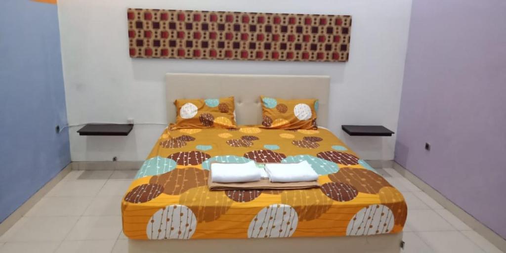 Tempat tidur dalam kamar di Azifa inn solo near RS JIH Solo