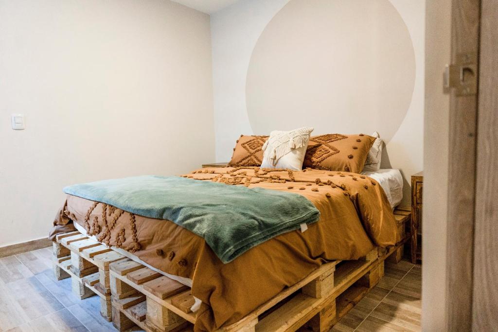 1 dormitorio con 1 cama hecha de palés en Apart tranquilo y comodo al lado de playa y mall plaza, en Barranquilla