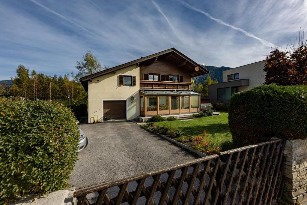 una casa con un coche aparcado delante de ella en Villa Frieda en Zell am See