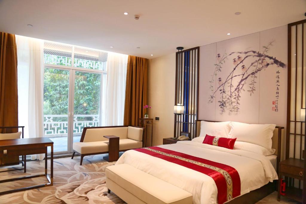 um quarto com uma cama grande e uma secretária em Guangdong Yingbin Hotel-Free Canton Fair Shuttle Bus em Guangzhou