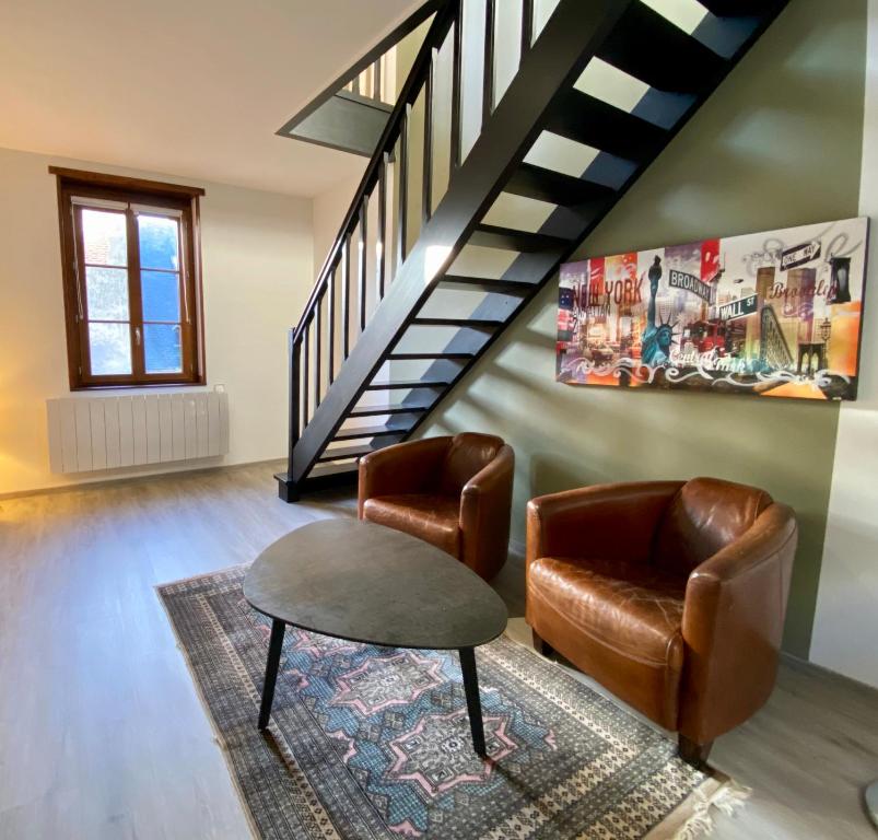 un salon avec deux chaises et une table dans l'établissement Le Nid Dieppois - Sur les Quais de Dieppe, Entre Port & Plage, à Dieppe