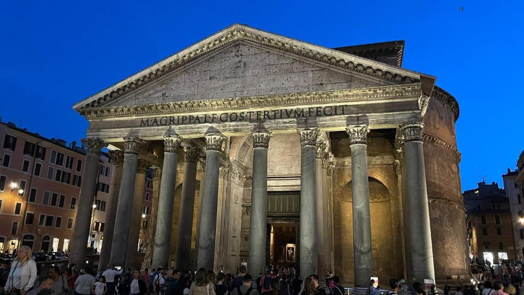 un grande edificio con persone in piedi di fronte di Ele Suites Pantheon a Roma