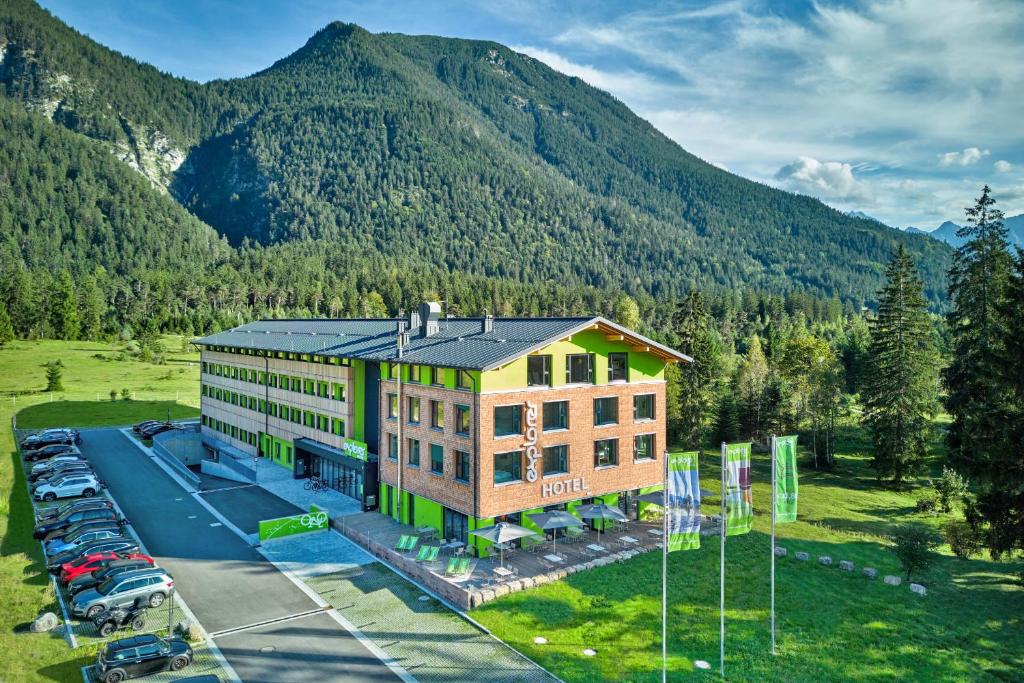 una vista aerea di un hotel in montagna di Explorer Hotel Garmisch a Farchant