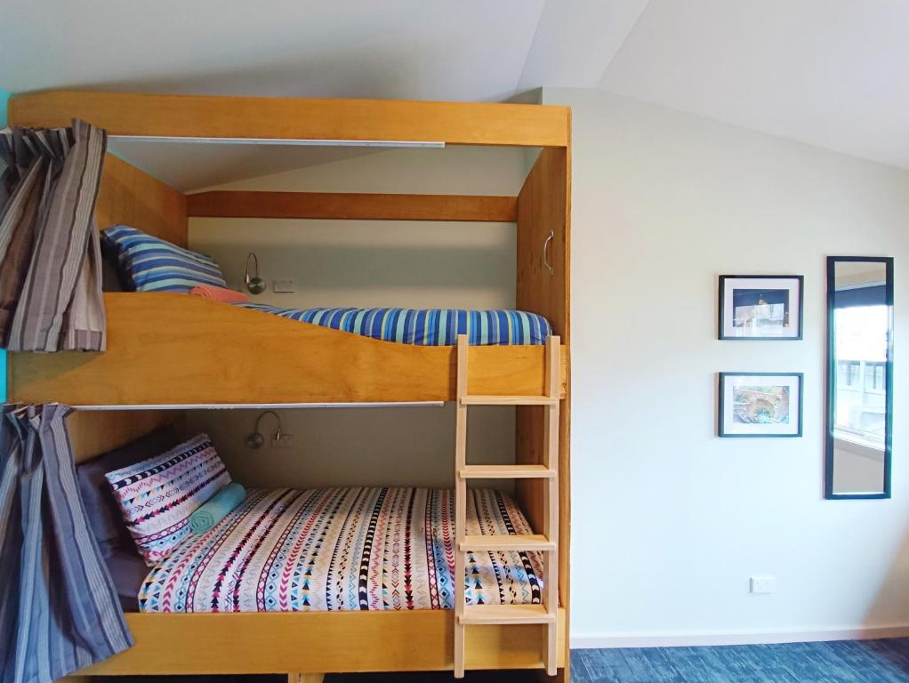 Postel nebo postele na pokoji v ubytování Adventure Wanaka Hostel
