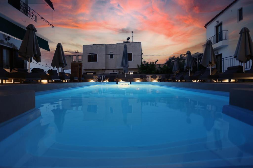 Bazén v ubytování Yianna Hotel nebo v jeho okolí