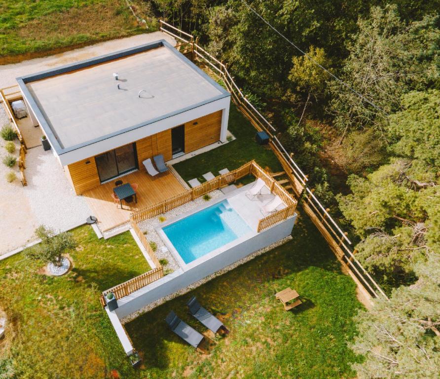Ozon的住宿－-LA BOOA- Maison écologique 65m2 -Piscine privée- Ardèche GESTLOC，享有带游泳池的别墅的顶部景致