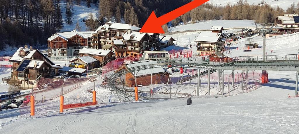 a picture of a ski resort in the snow at Appart 4-6 pers au pied des pistes toutes saisons in Molines-en-Queyras