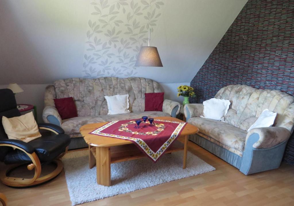 a living room with two couches and a coffee table at NEU! Ferienwohnung Luna zwischen den Meeren in Ihlow