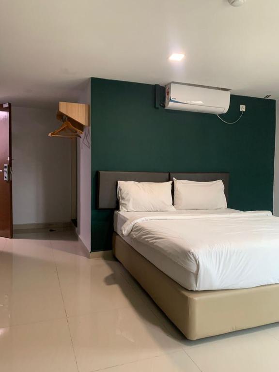 Postel nebo postele na pokoji v ubytování Room V Jalan Megat by SECOM