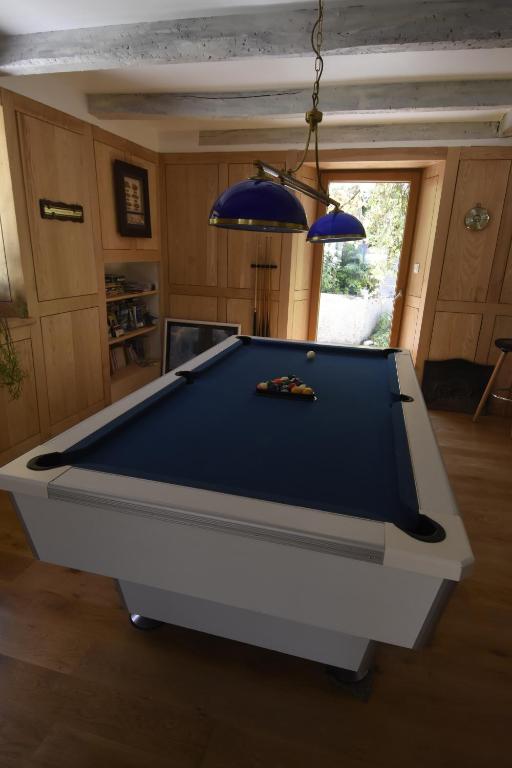 Biliár nebo kulečník v ubytování Chambres d'hôtes Les Charmettes