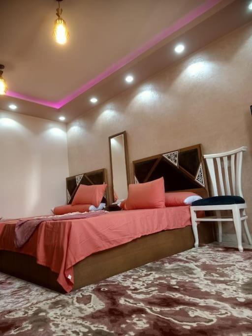 sypialnia z dużym łóżkiem z czerwonymi poduszkami w obiekcie جناح فندقي أمام جامعة المنصورة w mieście Al-Mansura