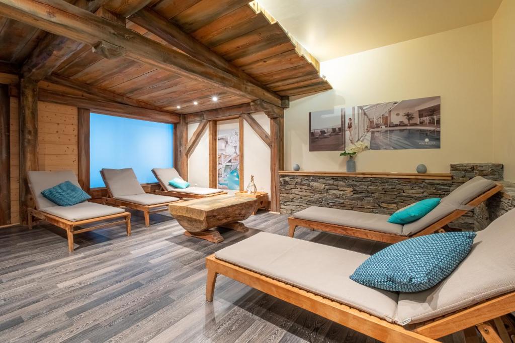 a living room with several couches and chairs at Résidence Pierre & Vacances Premium Les Fermes De Méribel in Méribel