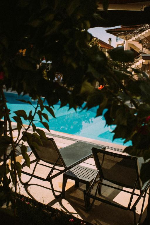 Bazén v ubytování Vira Suites Hotel nebo v jeho okolí