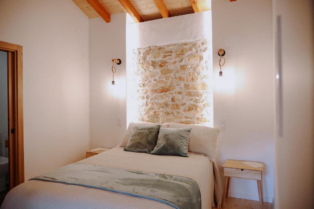 1 dormitorio con 1 cama con 2 almohadas en Casa das Libras - Recantos d'Almerinda 
