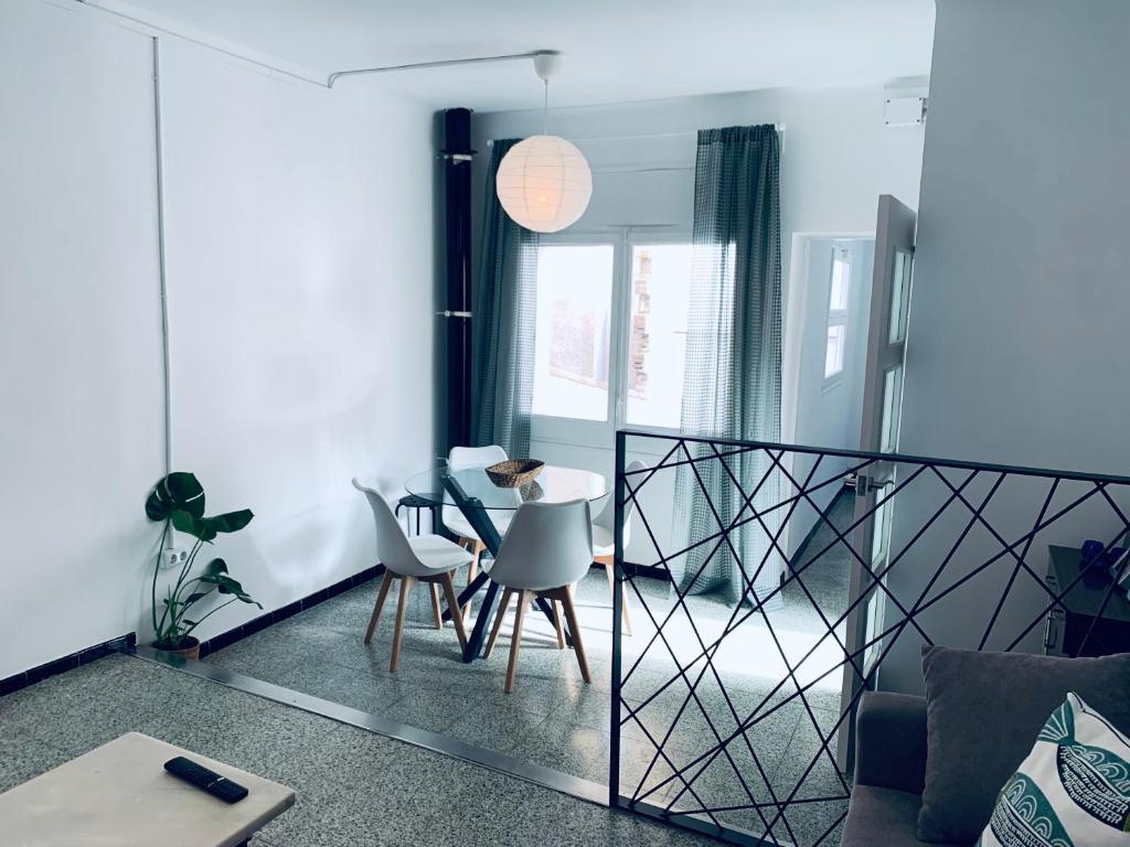 uma sala de estar com mesa e cadeiras em Hauzify I Apartament Monlema em Sant Feliu de Guíxols