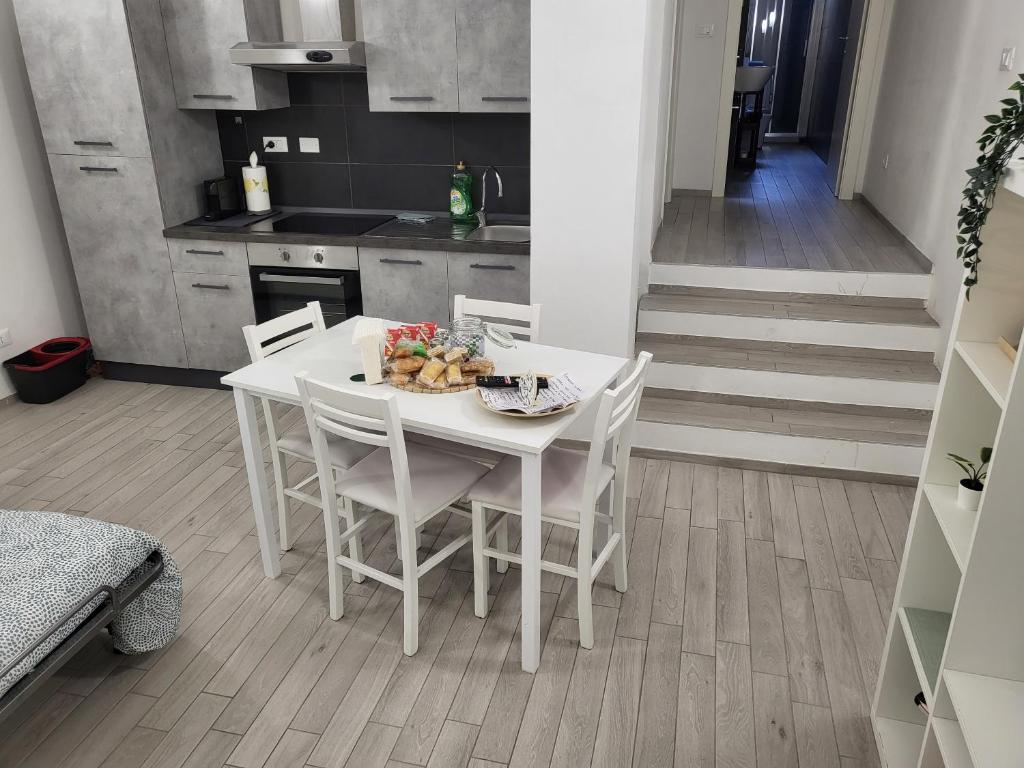 - une table et des chaises blanches dans la cuisine dans l'établissement Home in City/Airport, à Bologne