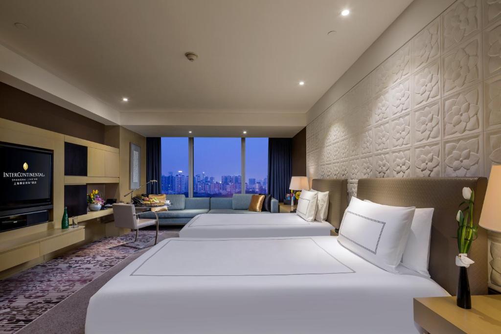 Postel nebo postele na pokoji v ubytování InterContinental Shanghai Jing' An by IHG