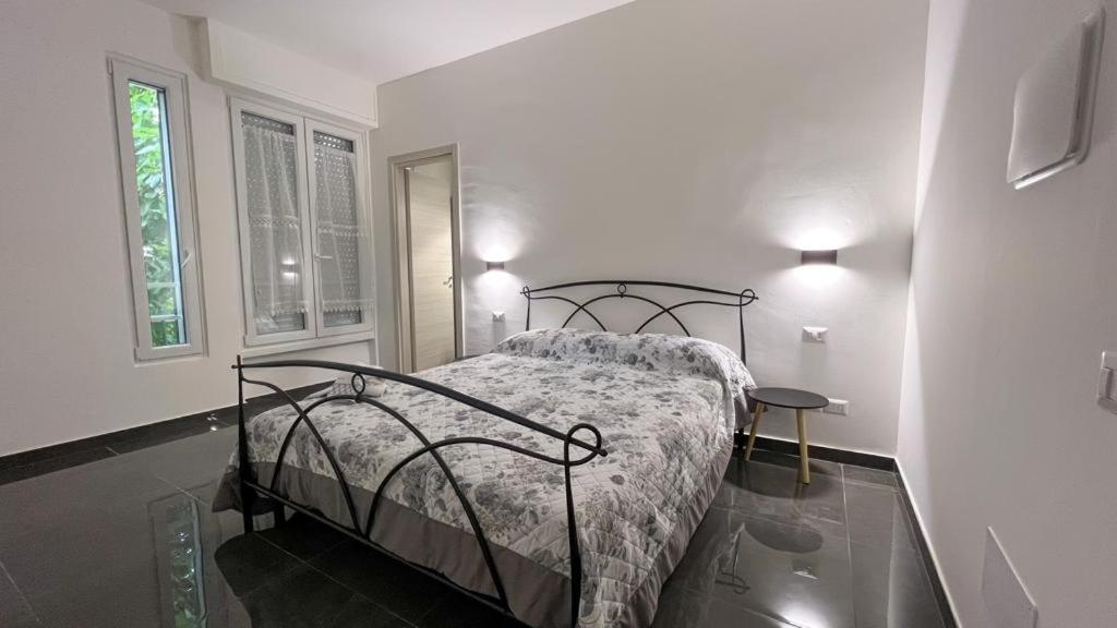 ein Schlafzimmer mit einem Bett, einem Tisch und zwei Lampen in der Unterkunft B&B Ladislaus in Ladispoli