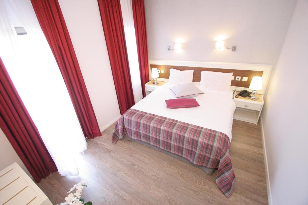 Postel nebo postele na pokoji v ubytování Tabar Hotel