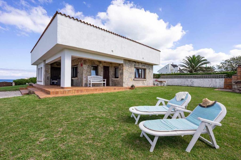 dwa krzesła siedzące na podwórku domu w obiekcie Casa rural Cuchia con vistas w mieście Cuchia