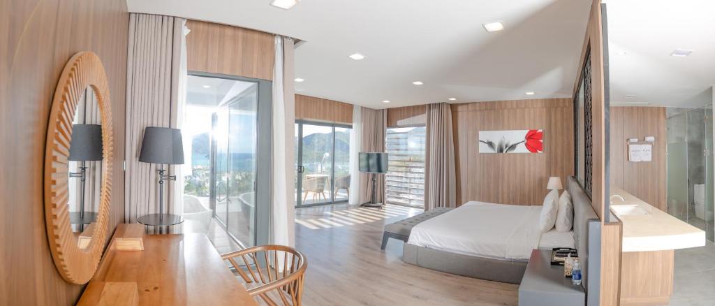 Postel nebo postele na pokoji v ubytování Nha Trang Oceanfront Luxury Villa Anh Nguyen