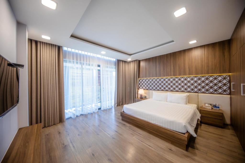 Postel nebo postele na pokoji v ubytování Nha Trang Oceanfront Luxury Villa Anh Nguyen